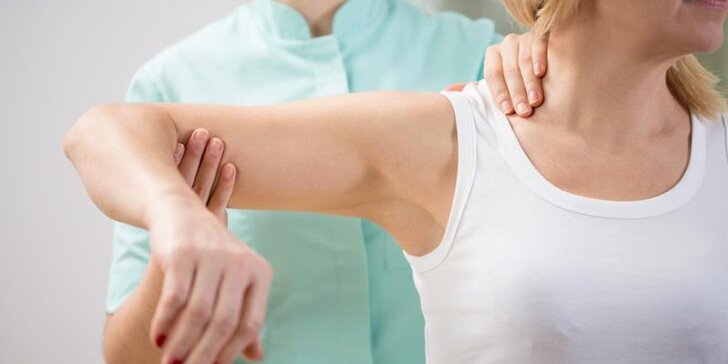 50 minut fyzioterapie: Masáž a cvičení proti bolestem krku a ramen