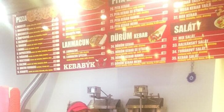 Turecké menu: napěchovaný kebab box s cibulovými kroužky a nápojem