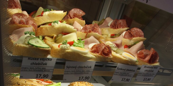 Sýrová bašta pro dva: Hermelín v anglické slanince nebo oštiepok s brusinkami