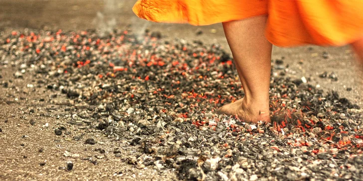 Pokořte strach: firewalking –⁠ chůze po žhavých uhlících a hořících skleněných střepech.