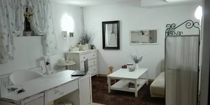 105 minut relaxu jen pro vás: Wellness balíček s masáží, peelingem a zábalem