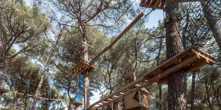 Za poplatek je vám k dispozici tenisový kurt, dobrodružný lanový park i obří prolézací hrad.