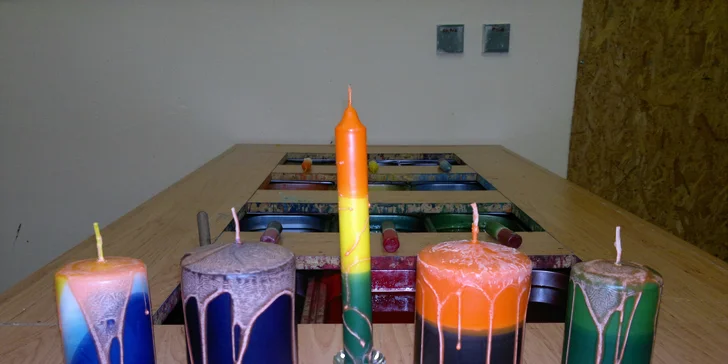 Vlastnoruční vyrábění svíček nebo ozdob na Halloween