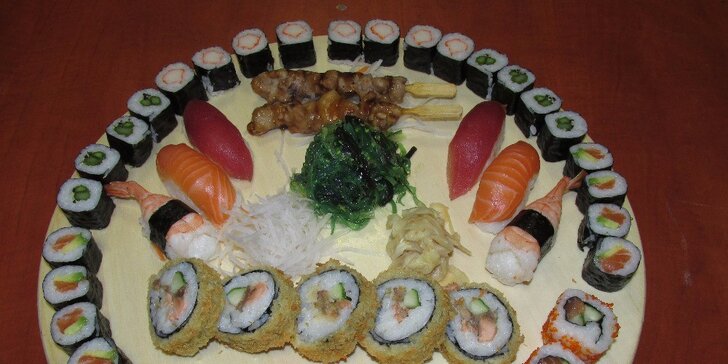 Pozvánka k japonskému stolu: Malé sushi menu nebo velký set s polévkou