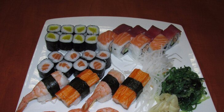 Pozvánka k japonskému stolu: Malé sushi menu nebo velký set s polévkou