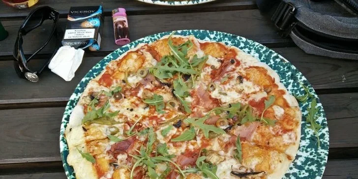 2 křupavé pizzy poseté lahodnými ingrediencemi v Hrádeckém Dvoře