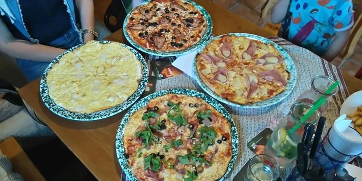 2 křupavé pizzy poseté lahodnými ingrediencemi v Hrádeckém Dvoře