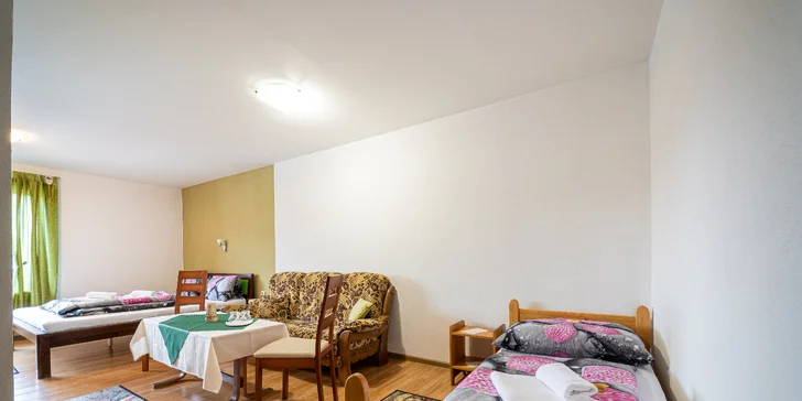Třílůžkový (44 m²) a čtyřlůžkový pokoj (48 m²) je prostornější, mimo jiné má také gauč a vychutnáte si z něj nádherný výhled na majestátní vrcholky Tater. 