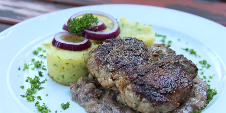 Královská večeře pro dva: Hovězí vývar a steak z panenky s vínem či bez