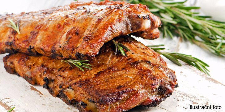 Nejlepší maso je u kosti: až kilo grilovaných žeber s pečivem