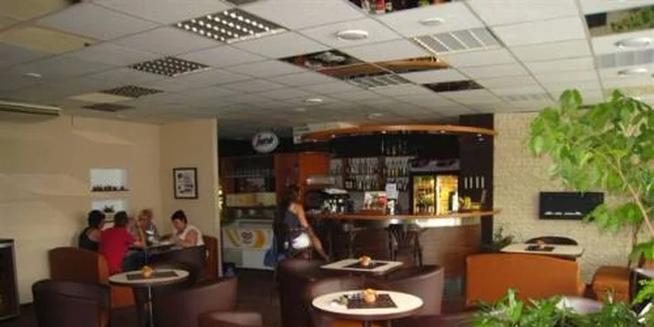 Sladké posezení v příjemné kavárně: Domácí tiramisu a espresso