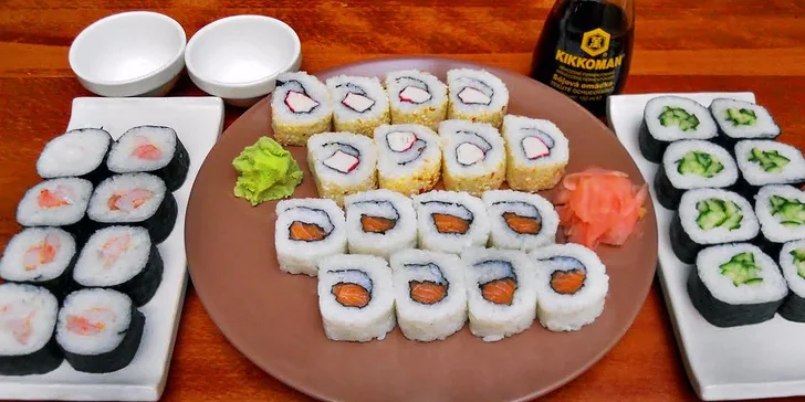Čerstvé sushi na doma i do práce: losos, kreveta a další lahůdky ve 32 kouscích