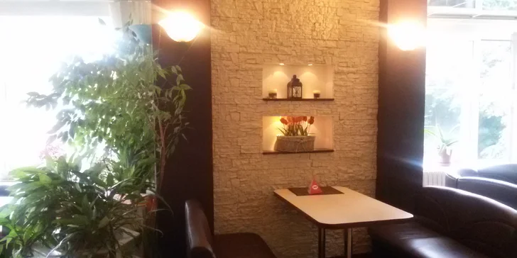 Zavlňte se v rytmu živé hudby: Večírek s vínem a občerstvením pro 1 či 2