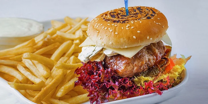 Našlapané burgery v restauraci Stavba – s pivem nebo bez