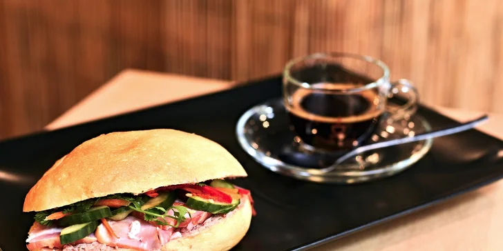 Vietnamská bagetka a voňavá káva v Tonkin Café pro 1 nebo 2 osoby