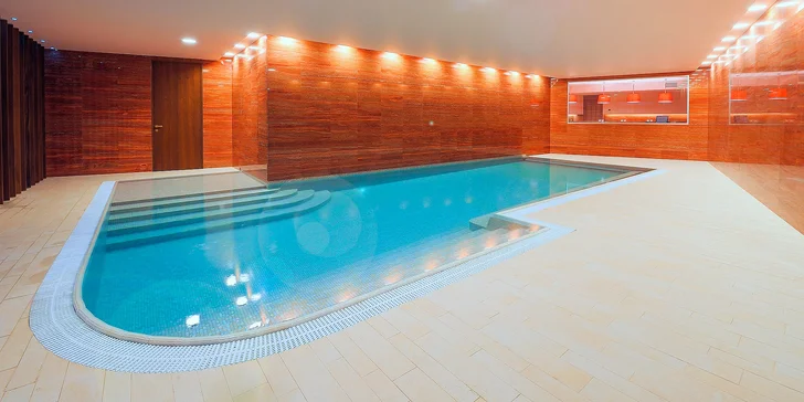 Podzim v designovém resortu v Krkonoších: polopenze, wellness i vstup na driving
