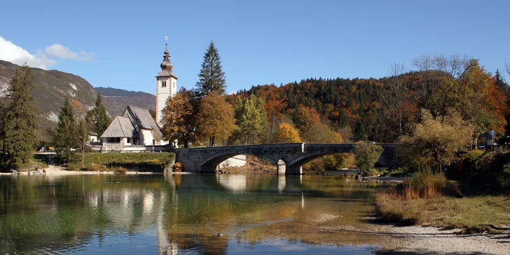 Hotel sa nachádza v mestečku Bohinjska Bistrica pri Triglavskom národnom parku.