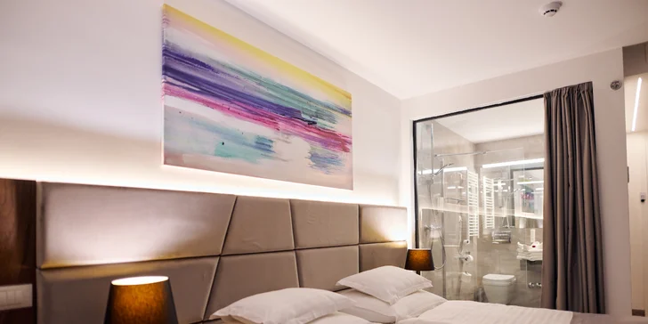 Je tu aj stôl, LCD televízor a minibar.