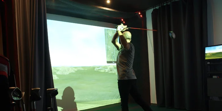 60 minut indoor golfu na profesionálním full swing simulátoru až pro 4 osoby