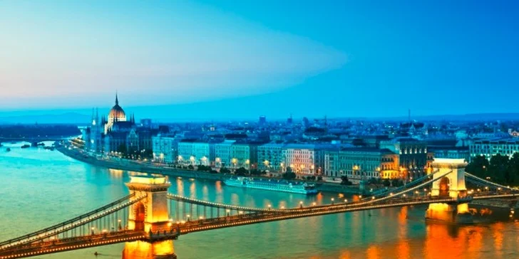 Adventní Budapešť: vánoční trhy či secesní lázně Széchényi