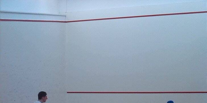 Zahrajte si squash nebo S-badminton: Vstupy vč. zapůjčení vybavení