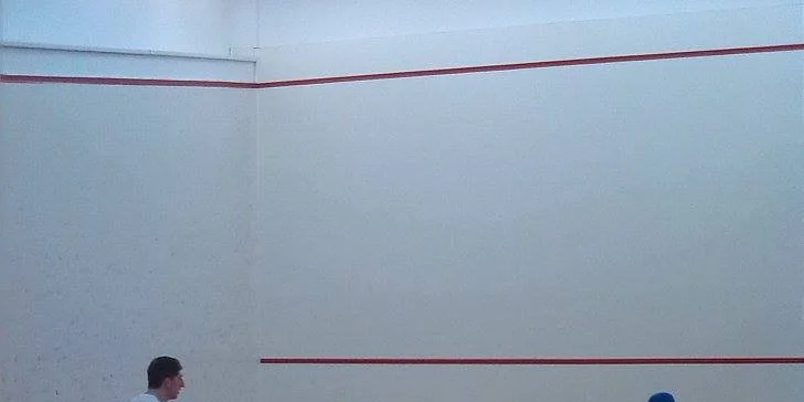 Squash s trenérem včetně pronájmu kurtu a zapůjčení rakety s míčkem