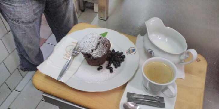 Sladká pauza u Švejka - čokoládový muffin a voňavá káva pro 2 osoby
