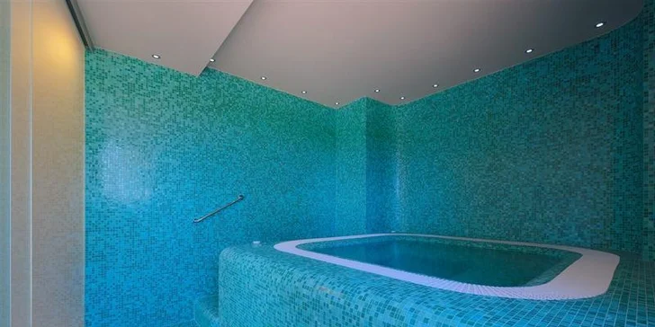 Podzim v designovém resortu v Krkonoších: polopenze, wellness i vstup na driving