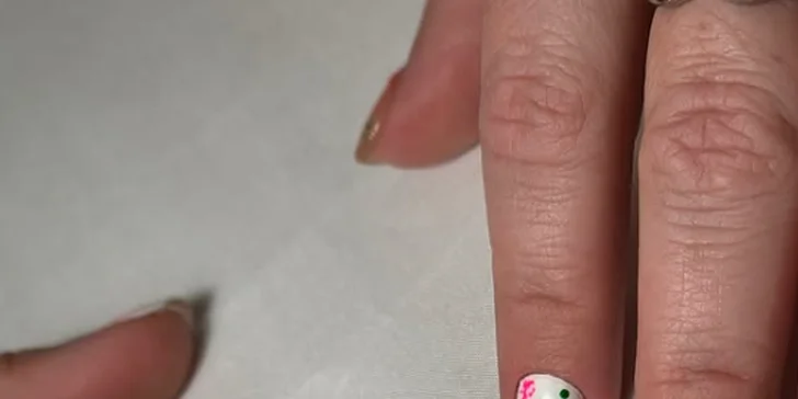  Pokud toužíte po něčem extra, sáhněte po modeláži akrylových či gelových nehtů.