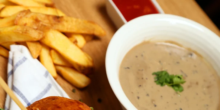Bohatý výběr burgerů pro single i páry, Coleslaw a hranolky