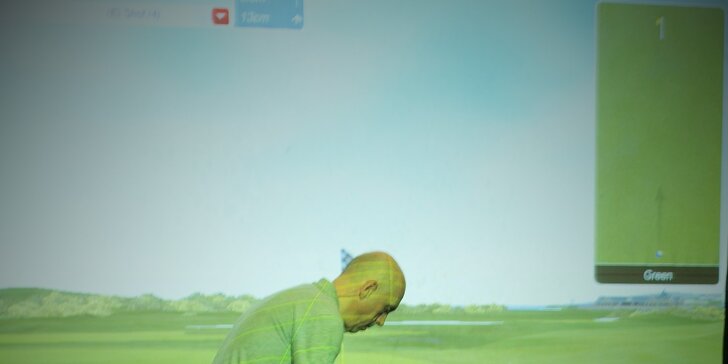 60 minut indoor golfu na profesionálním full swing simulátoru až pro 4 osoby