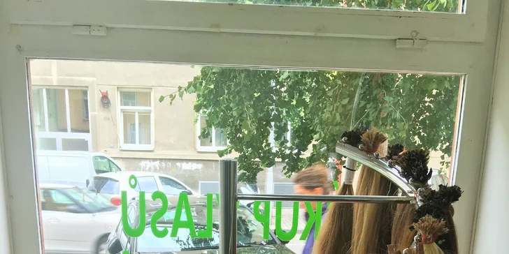Prodloužení a zahuštění vlasů přírodními vlasy o délce 1–30 cm
