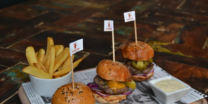 Trojitý zásah: Menu se třemi domácími miniburgery, hranolky a tatarkou