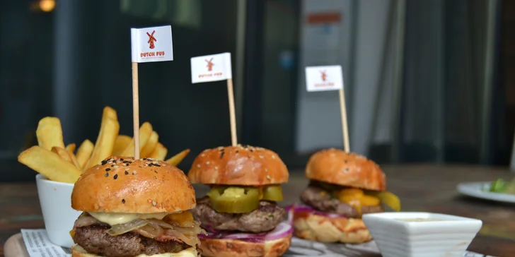 Trojitý zásah: Menu se třemi domácími miniburgery, hranolky a tatarkou