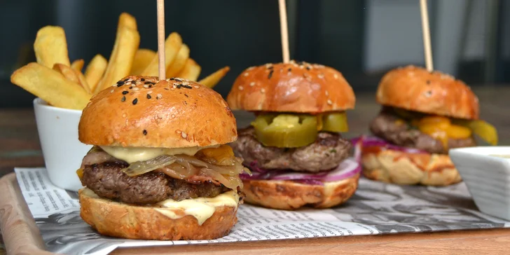 Trojitý zásah: Menu se třemi domácími miniburgery, hranolky a tatarkou