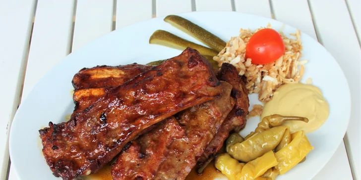 650 nebo 1300 g grilovaných žebírek na medu s oblohou a pečivem