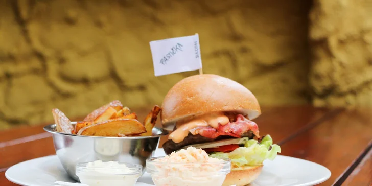 Parádní burger včetně domácích hranolků a salátu Coleslaw