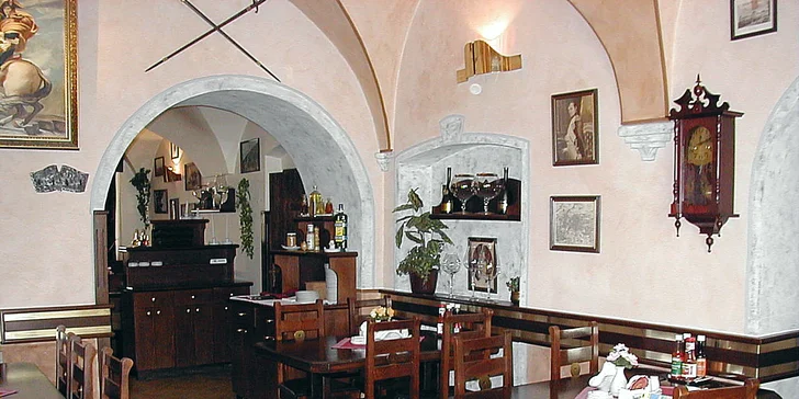 Pochutnejte si na výborném vepřovém koleni s křenem, hořčicí a pivem