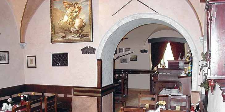 Pochutnejte si na výborném vepřovém koleni s křenem, hořčicí a pivem