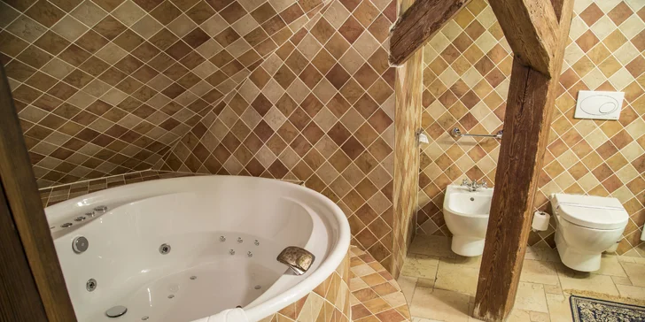 V pěkně zařízené koupelně najdete vanu, fén, WC, bidet i ručníky.