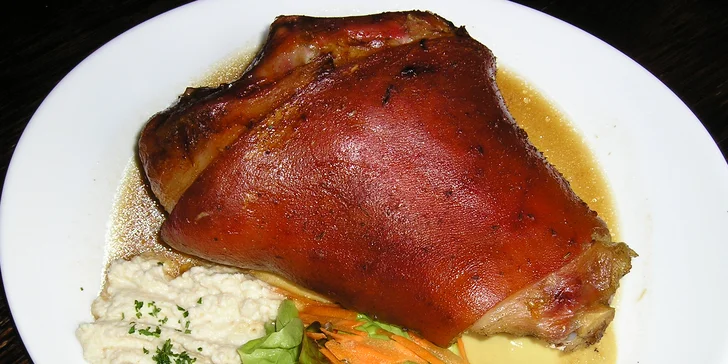 Pochutnejte si na výborném vepřovém koleni s křenem, hořčicí a pivem