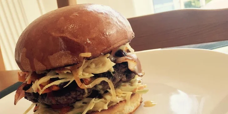 Menu pro 1 nebo 2 fanoušky burgerů: Pestrý výběr + hranolky a salát