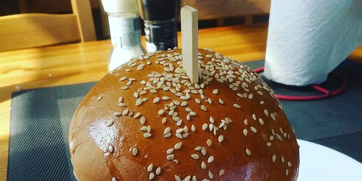 Menu pro 1 nebo 2 fanoušky burgerů: Pestrý výběr + hranolky a salát