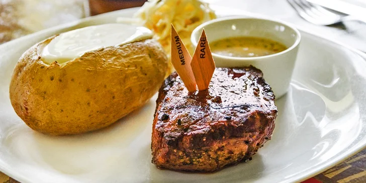 Nabité steakové menu s předkrmem a lahví vína pro dva přímo v centru města
