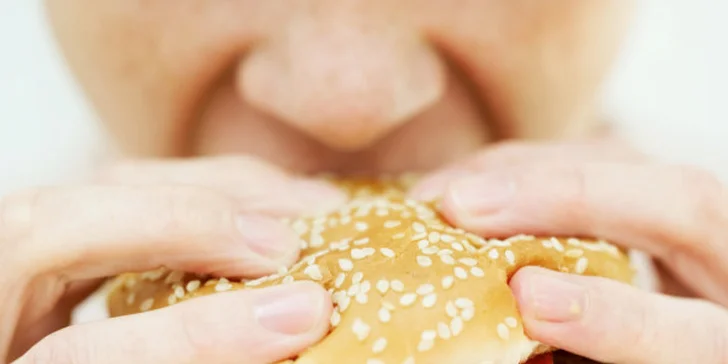 Dva obří hovězí burgery a hranolky s tatarkou