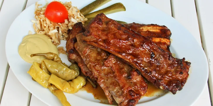 650 nebo 1300 g grilovaných žebírek na medu s oblohou a pečivem