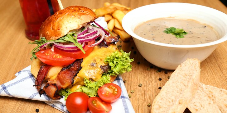 Bohatý výběr burgerů pro single i páry, Coleslaw a hranolky