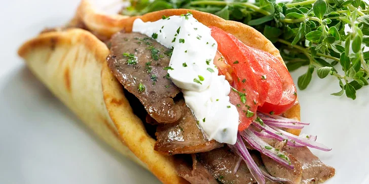 Dva gyrosy z vepřové panenky v restauraci a jazzovém klubu Satchmo