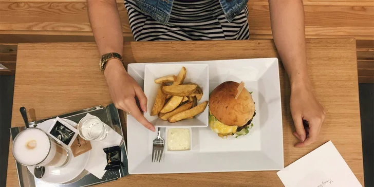 Bohatý výběr burgerů pro single i páry, Coleslaw a hranolky