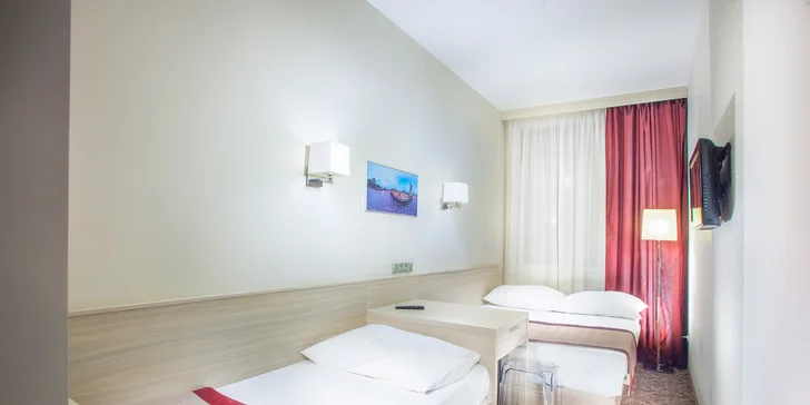 Izba Štandard - Nájdete tu vlastnú kúpeľňu s fénom, písací stôl, LCD TV s 50 programami, minibar, trezor, telefón a žehličku aj so žehliacou doskou.